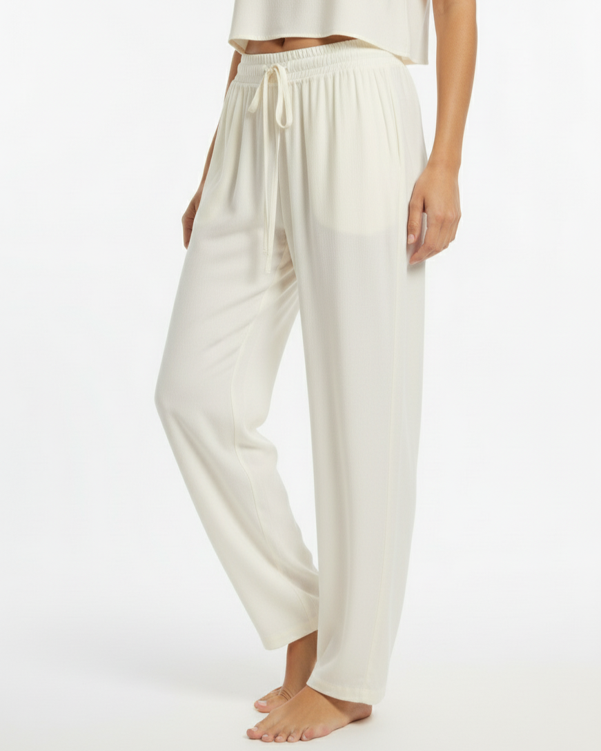 飘逸缎面直筒裤，腰部采用松紧带设计