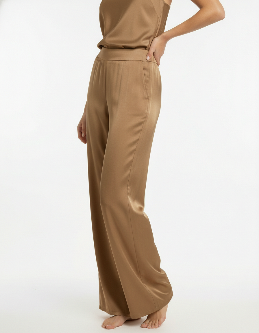 亮面缎面阔腿裤，腰部线条流畅