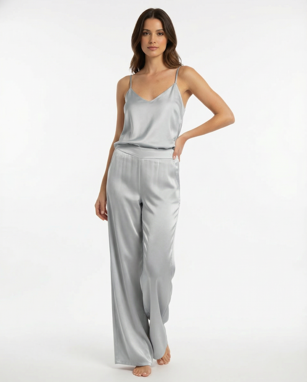 亮面缎面阔腿裤，腰部线条流畅