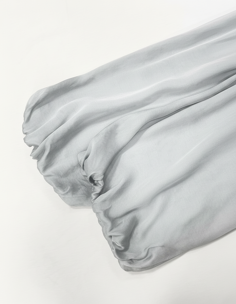 Camicia fluida in raso con collo a fascetta e maniche ampie