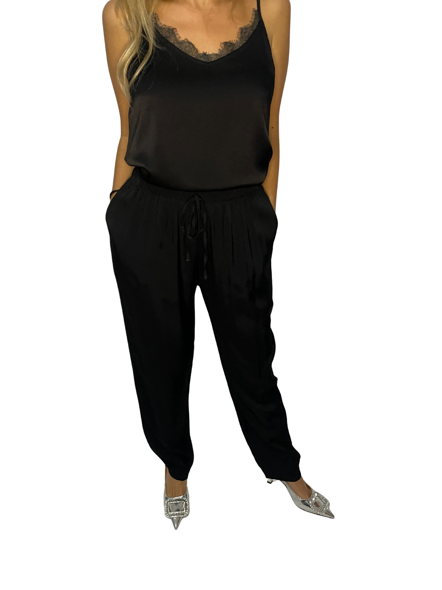 Pantalone dritto in satin fluido con vita elasticata