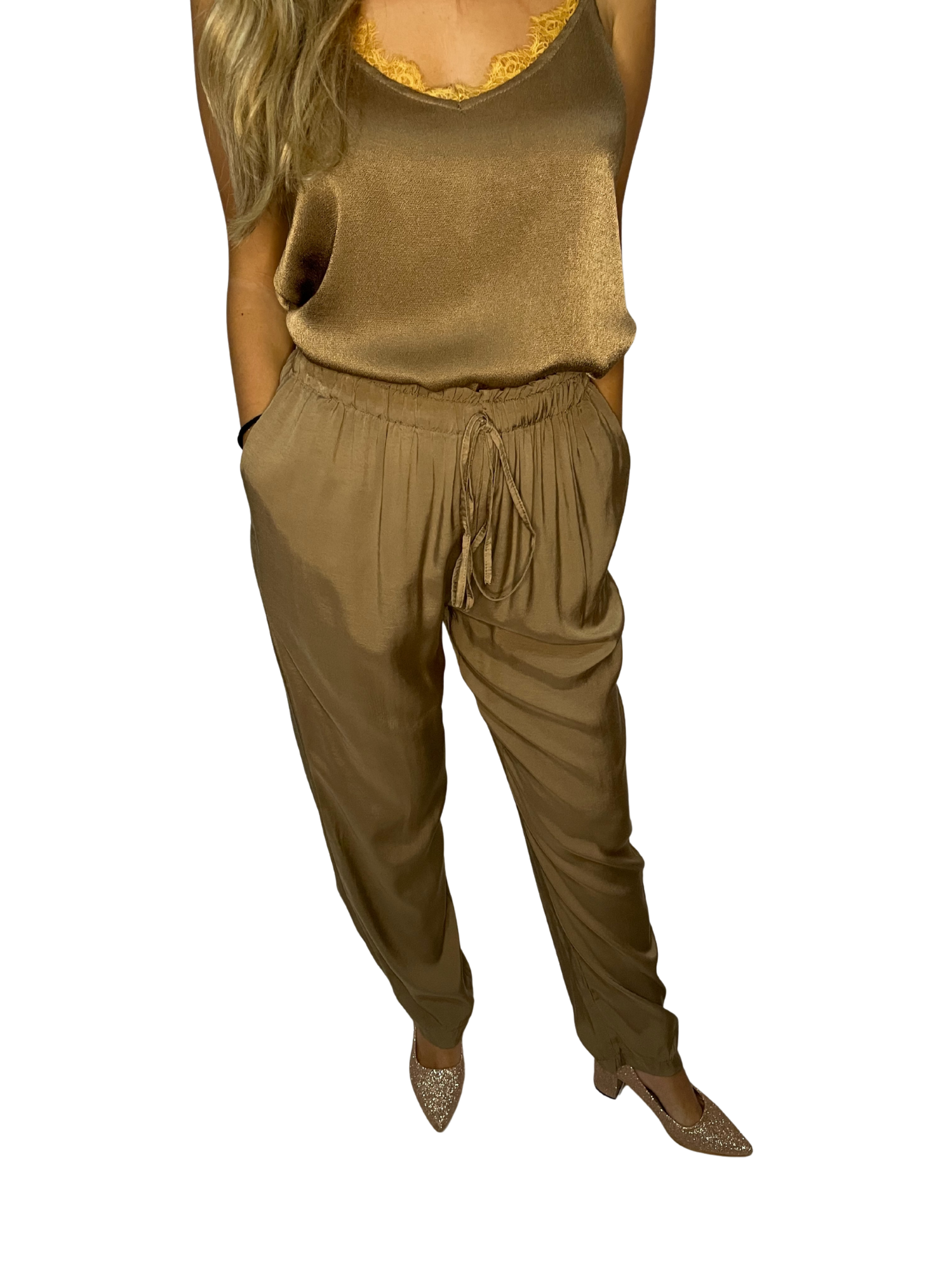 Pantalone dritto in satin fluido con vita elasticata