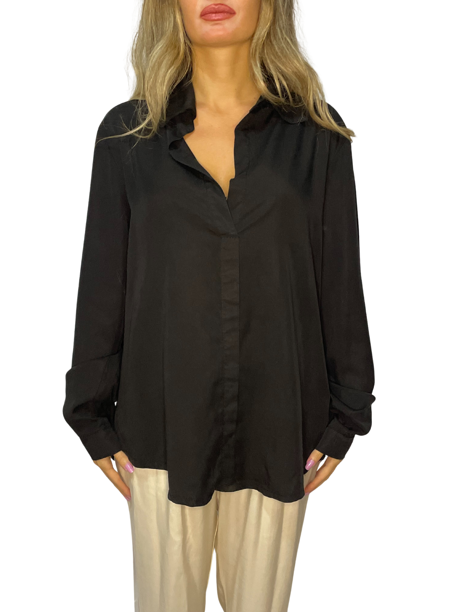 Camicia in satin fluido con colletto classico