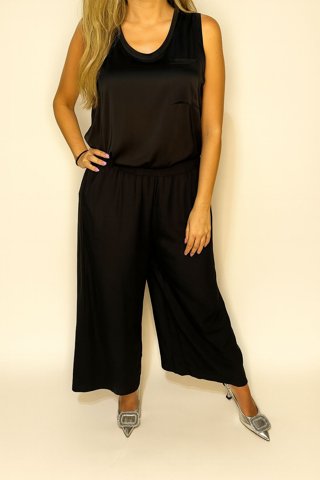 Pantalone ampio in tessuto fluido con vita elasticata