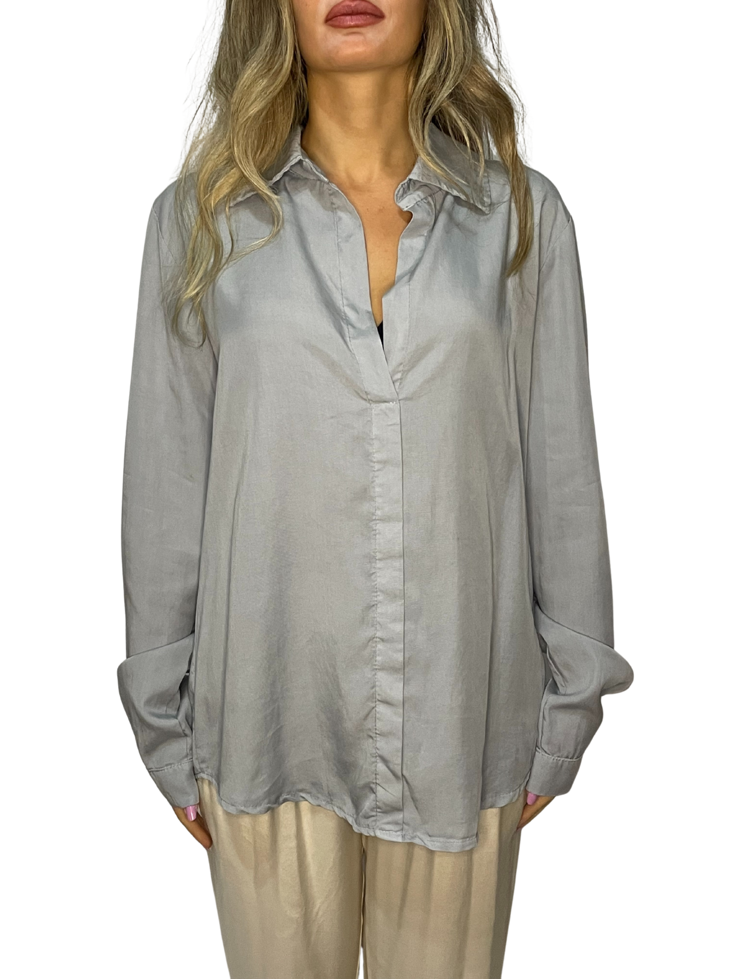 Camicia in satin fluido con colletto classico
