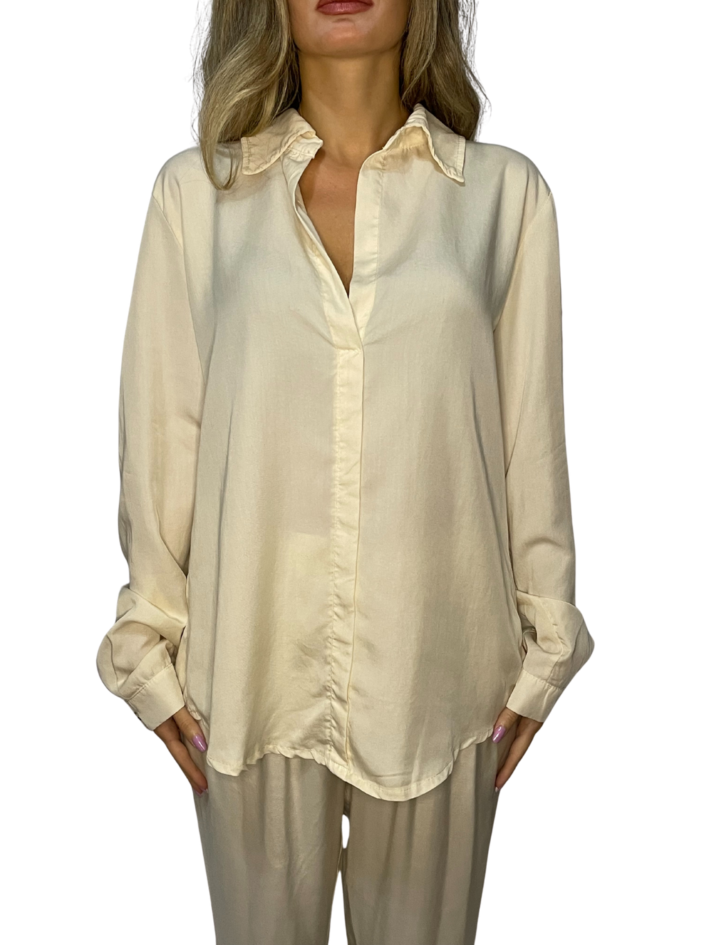 Camicia in satin fluido con colletto classico