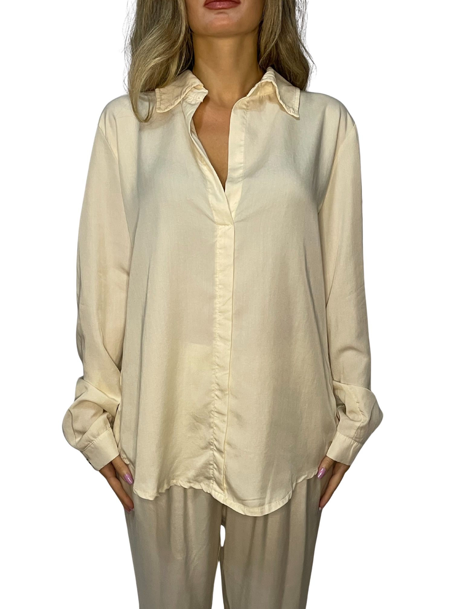 Camicia in satin fluido con colletto classico
