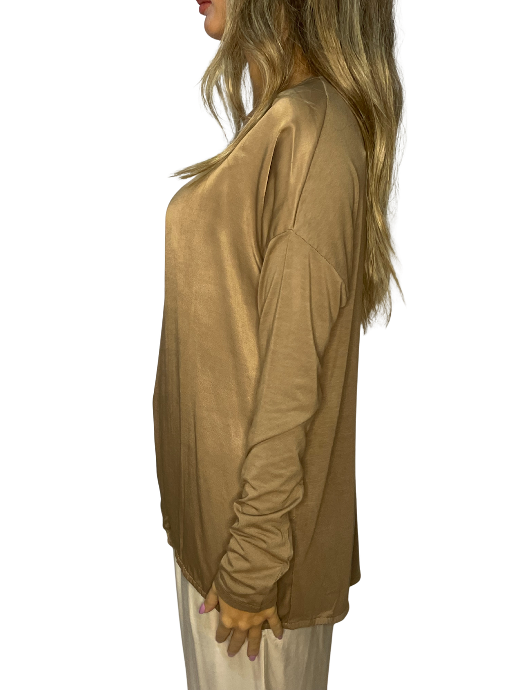 Maglia fluida effetto satin con scollo ampio