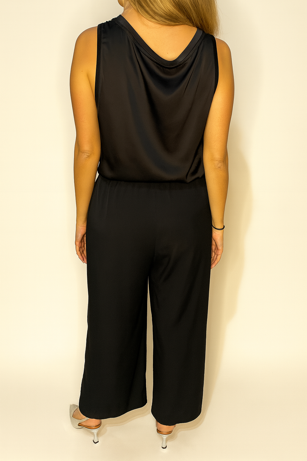 Pantalone ampio in tessuto fluido con vita elasticata