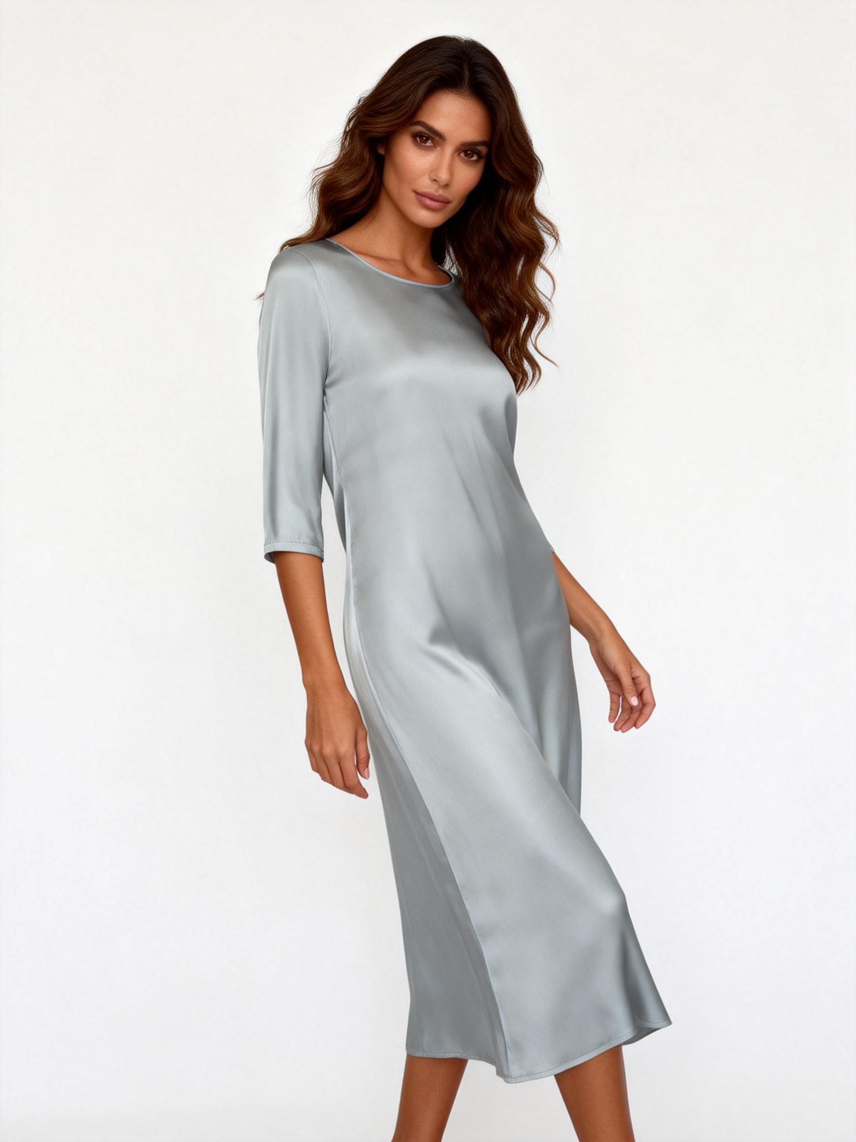 Abito lungo fluido in satin con manica 3/4