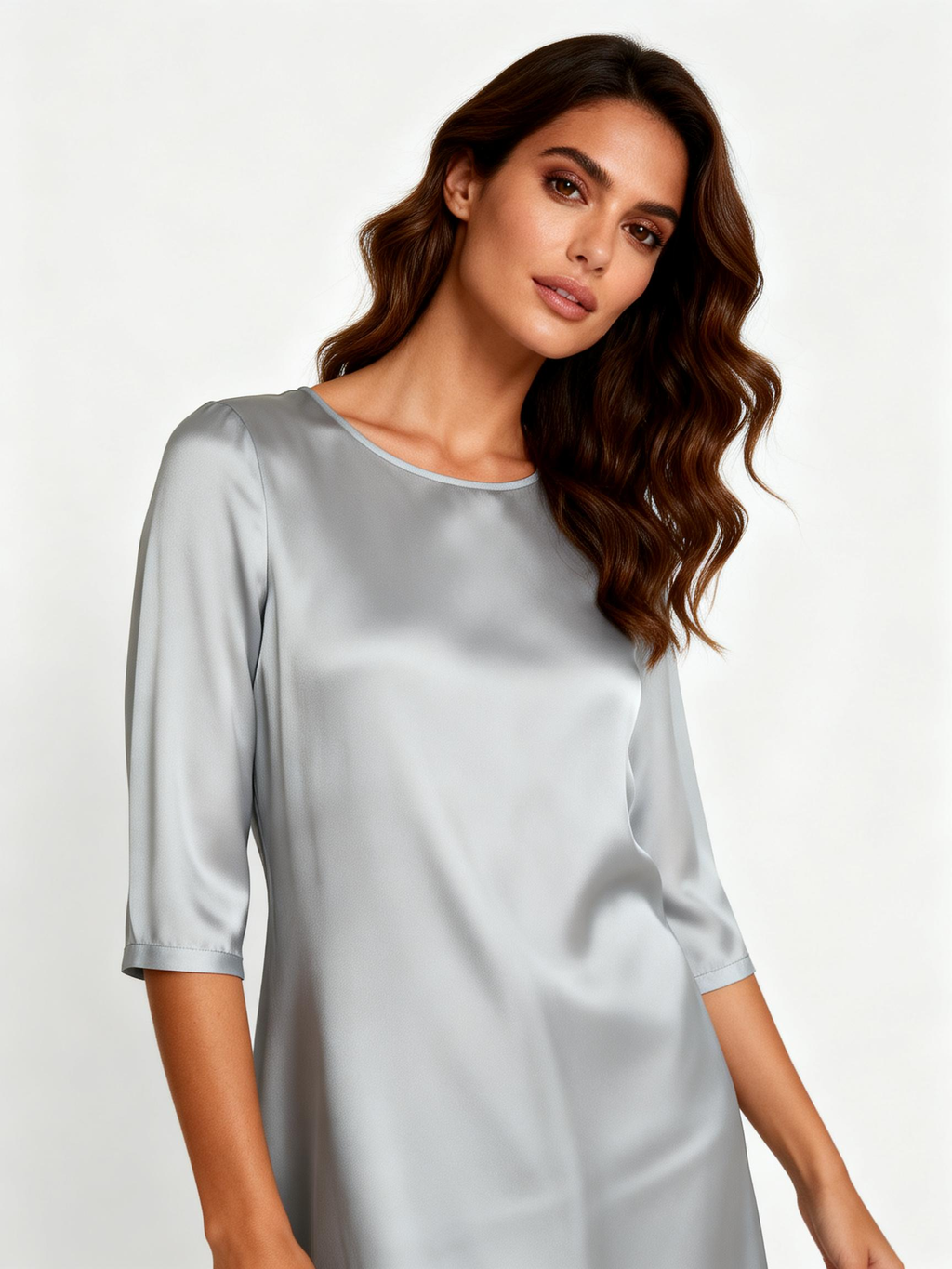 Abito lungo fluido in satin con manica 3/4