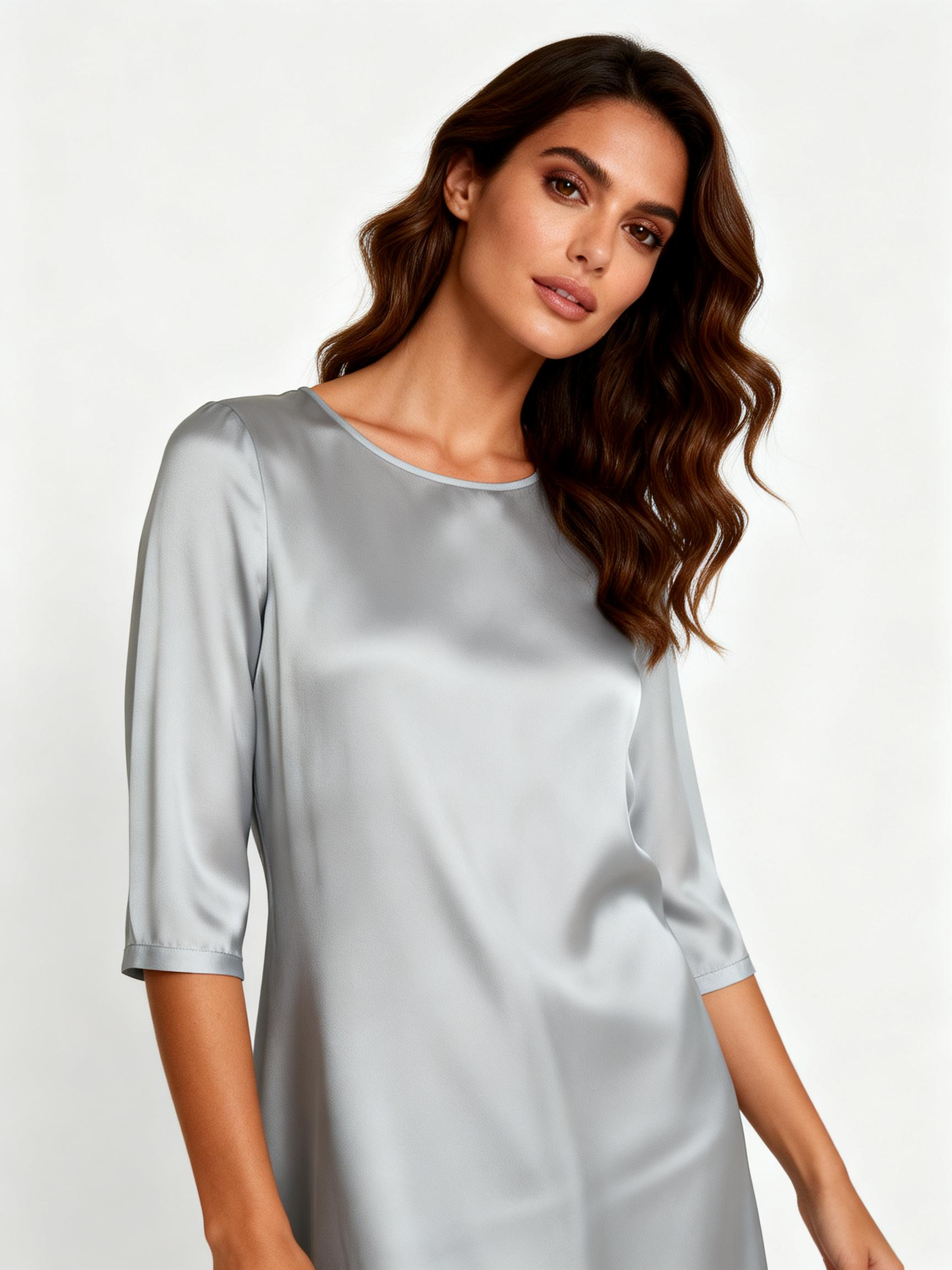 Abito lungo fluido in satin con manica 3/4