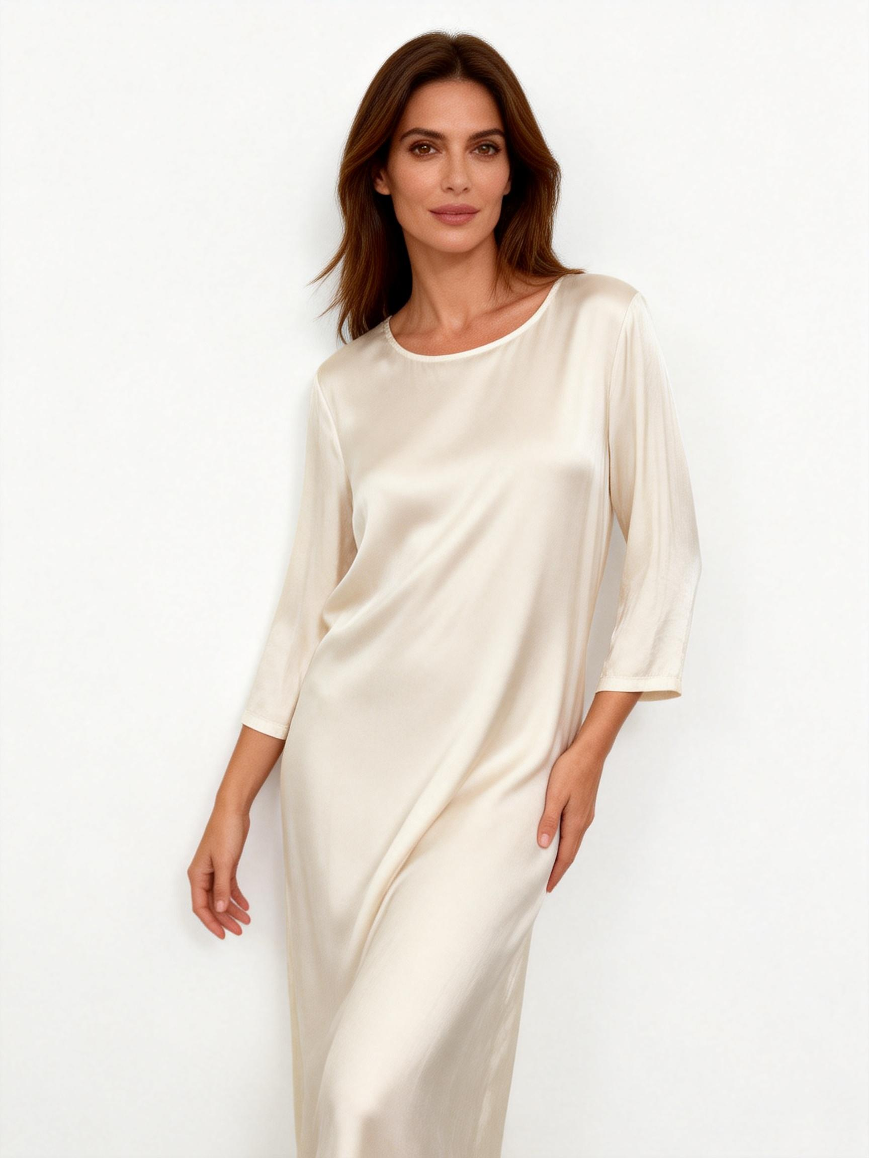 Abito lungo fluido in satin con manica 3/4