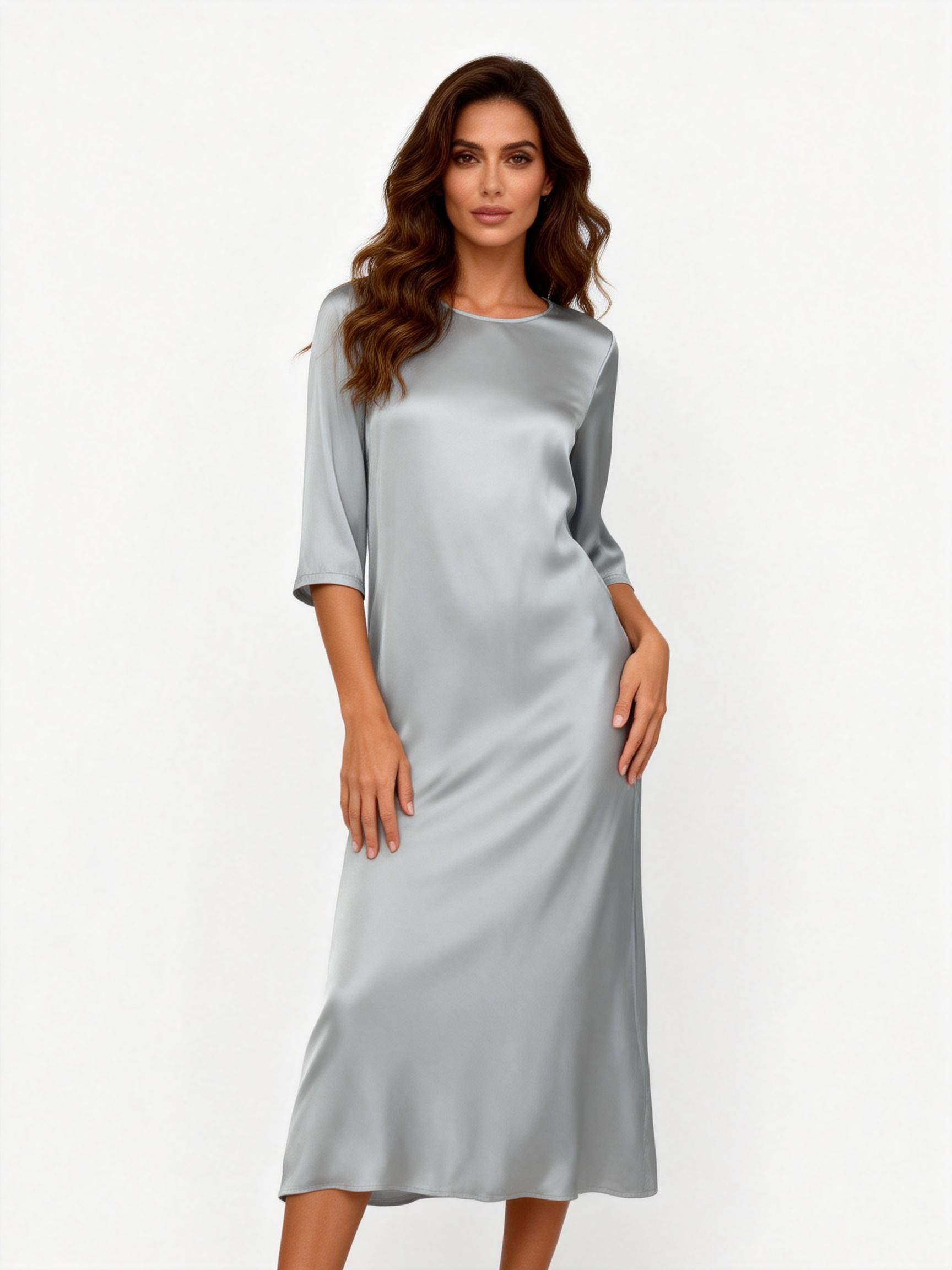 Abito lungo fluido in satin con manica 3/4