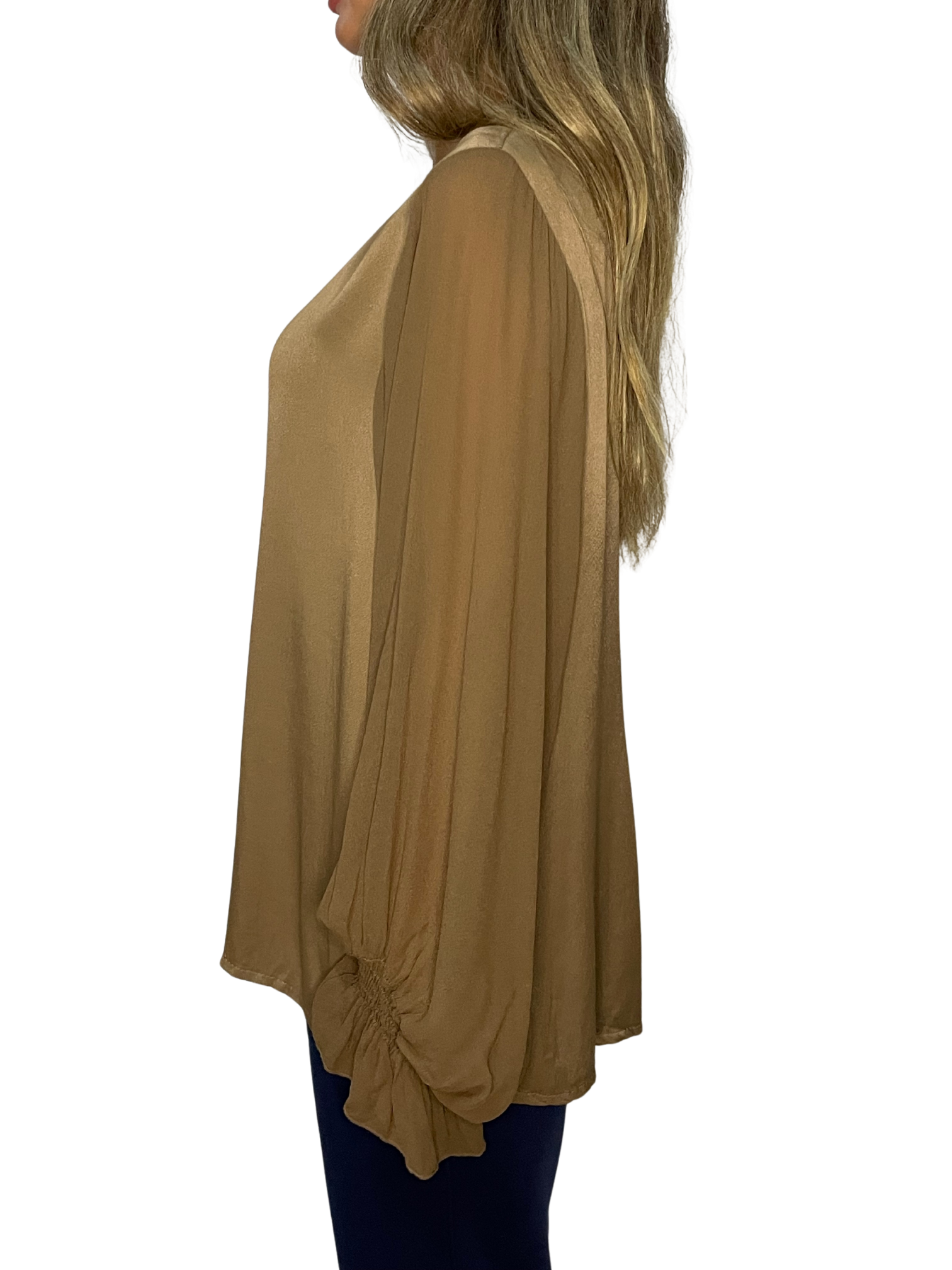 Blusa con maniche ampie, polsino arricciato e goccia sul retro