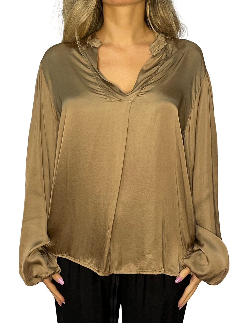 Camicia fluida in raso con collo a fascetta e maniche ampie