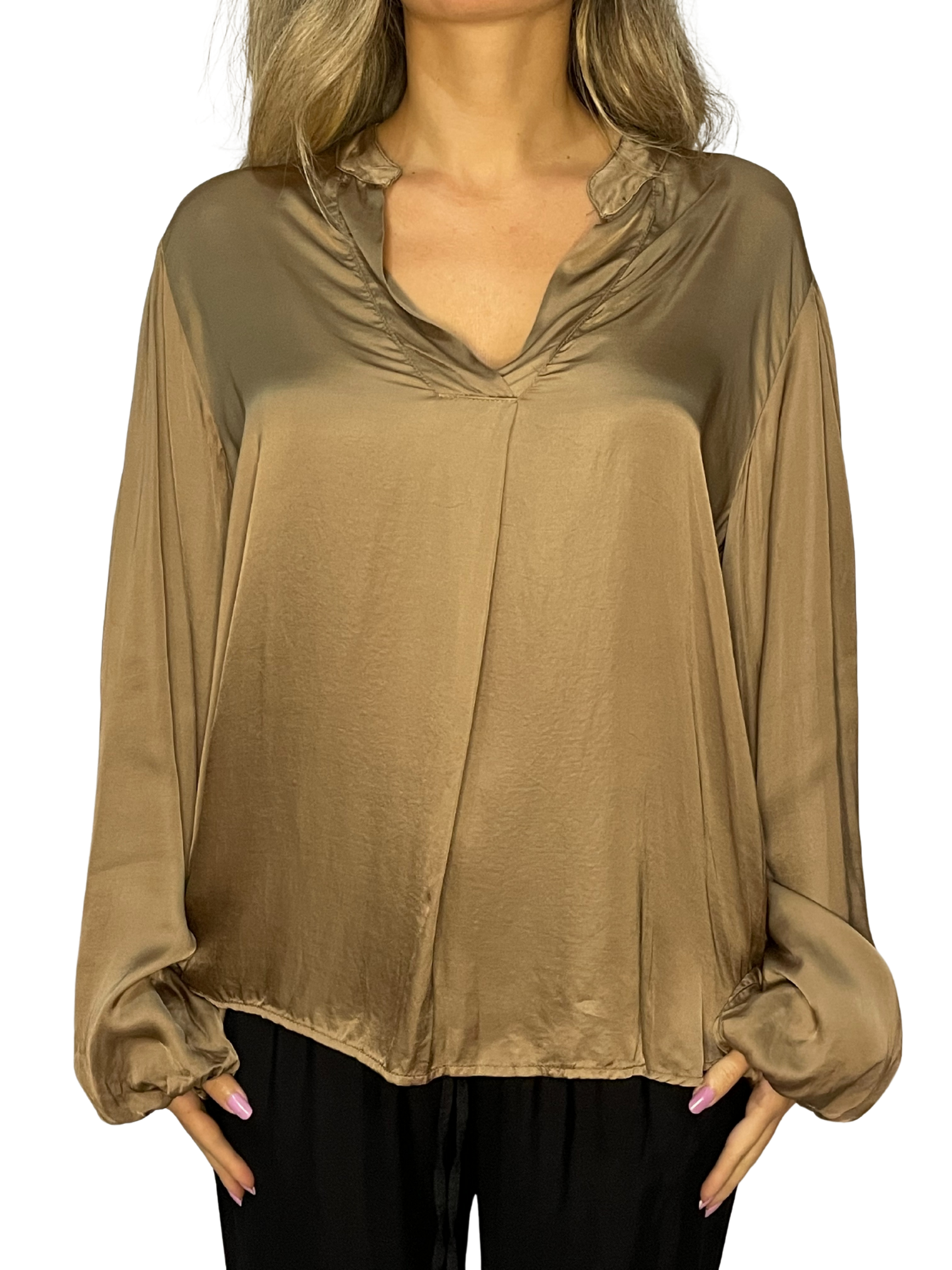 Camicia fluida in raso con collo a fascetta e maniche ampie