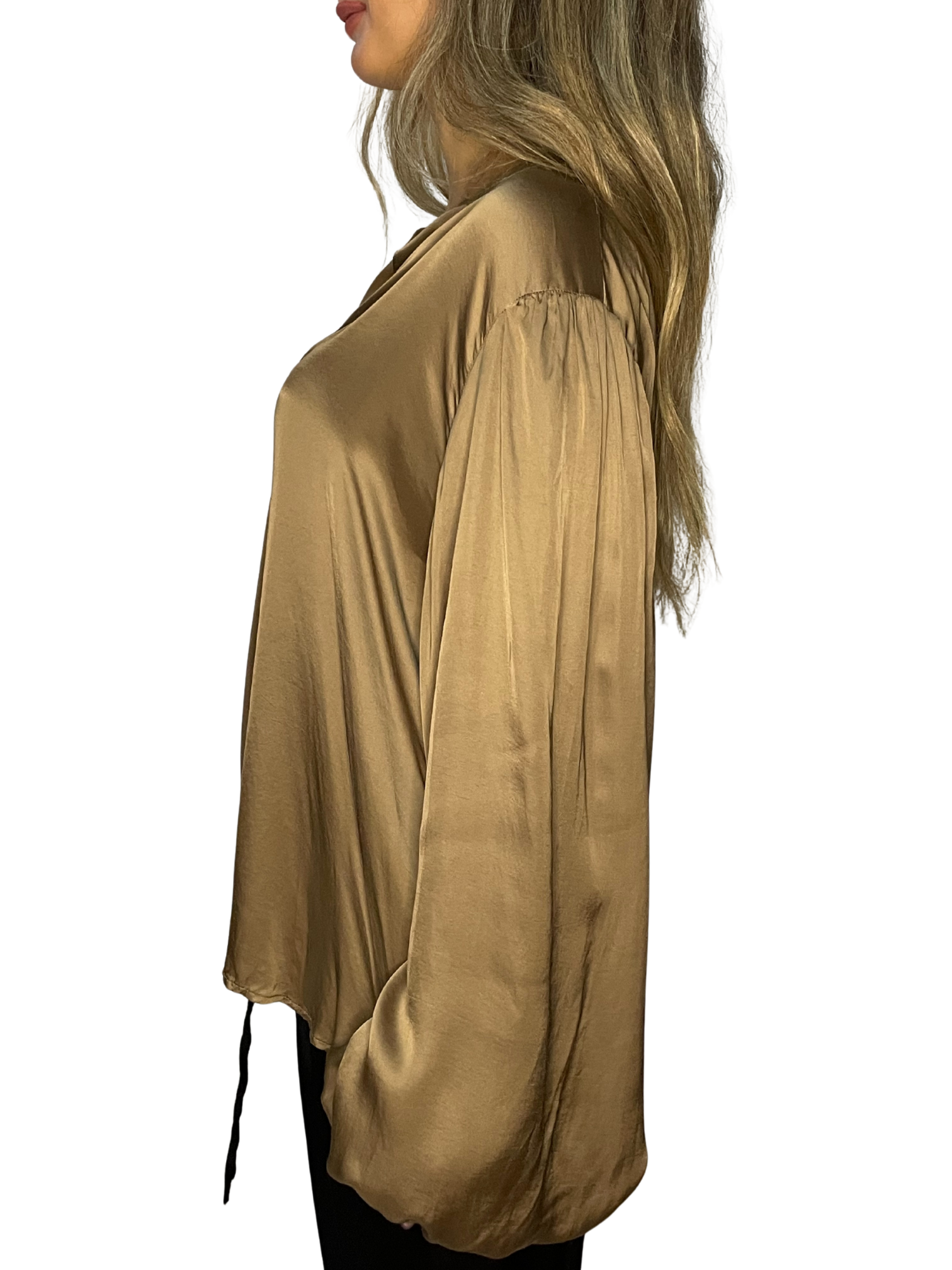 Camicia fluida in raso con collo a fascetta e maniche ampie