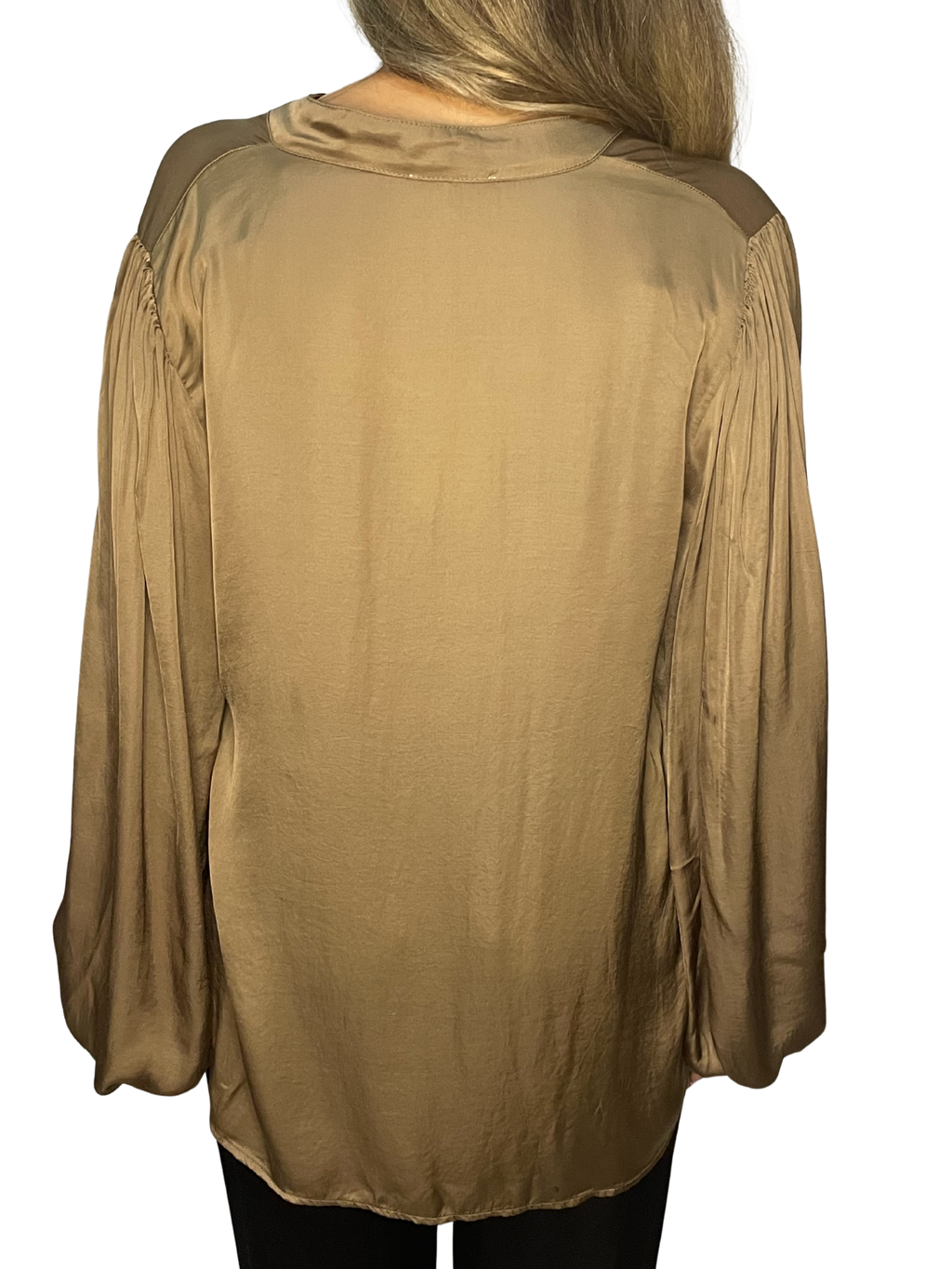 Camicia fluida in raso con collo a fascetta e maniche ampie