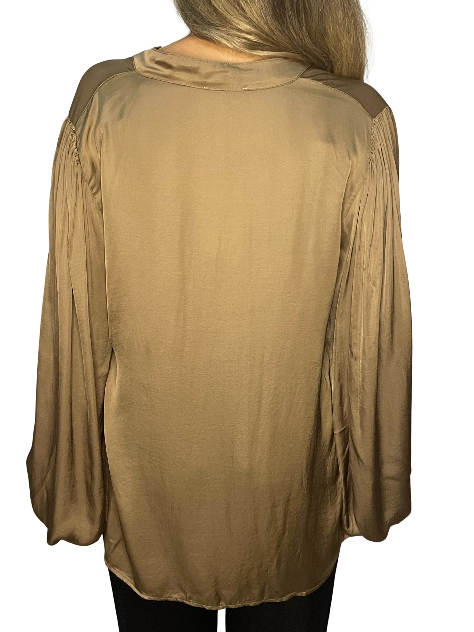 Camicia fluida in raso con collo a fascetta e maniche ampie