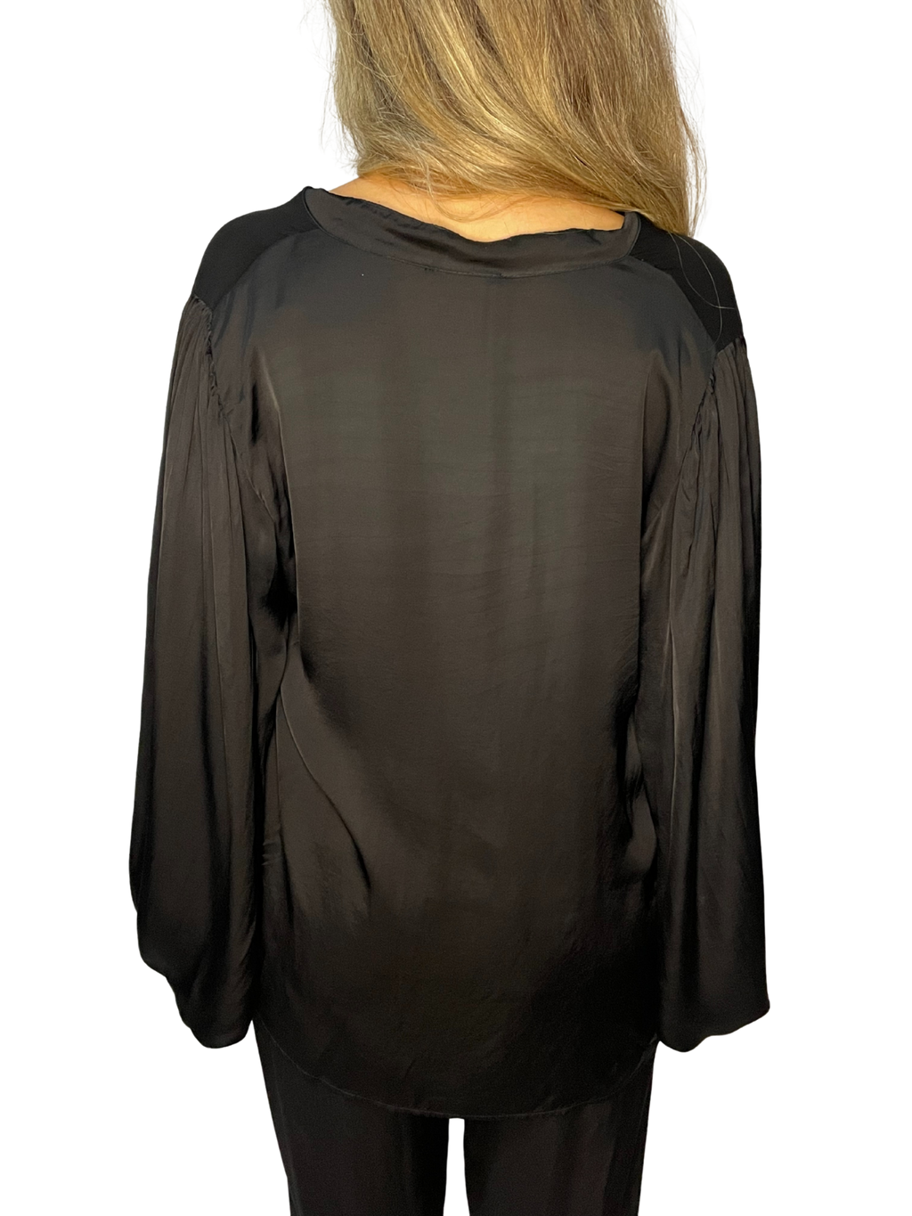 Camicia fluida in raso con collo a fascetta e maniche ampie