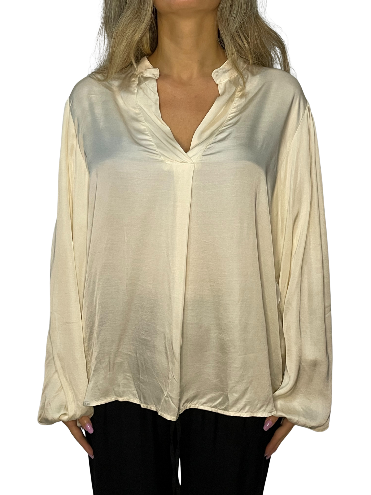 Camicia fluida in raso con collo a fascetta e maniche ampie