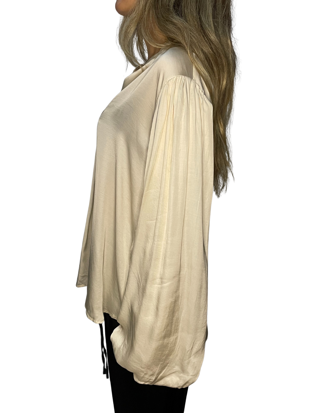 Camicia fluida in raso con collo a fascetta e maniche ampie