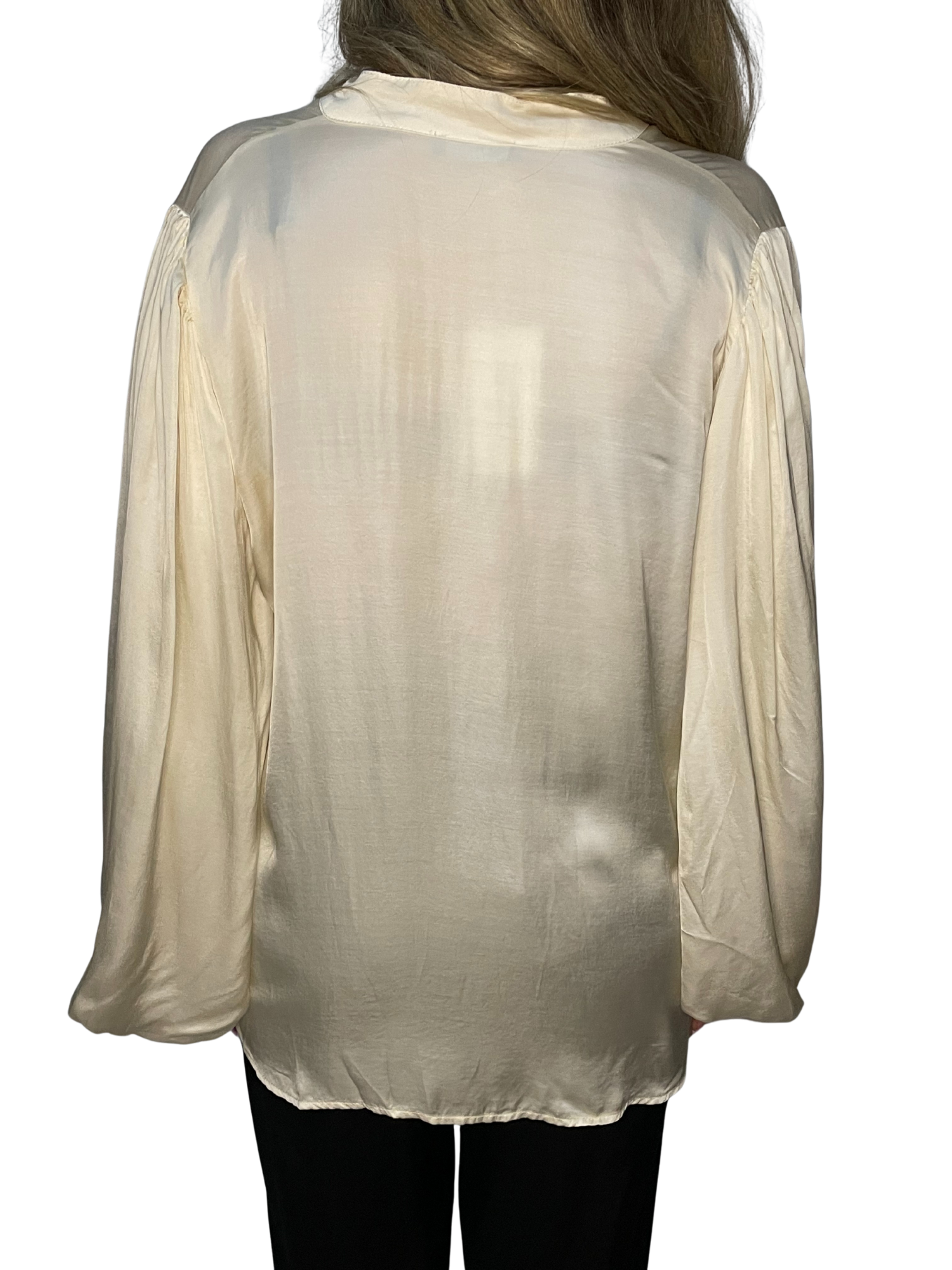 Camicia fluida in raso con collo a fascetta e maniche ampie