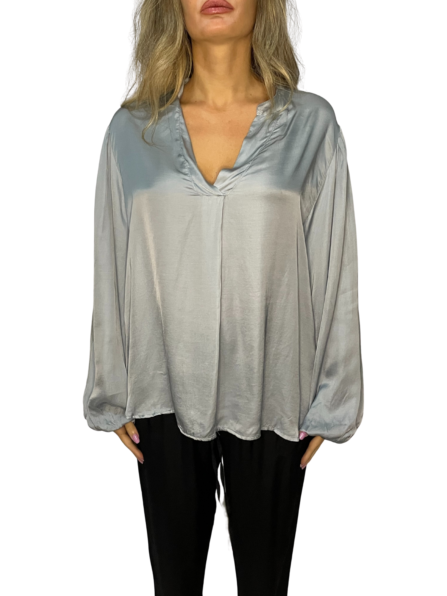 Camicia fluida in raso con collo a fascetta e maniche ampie