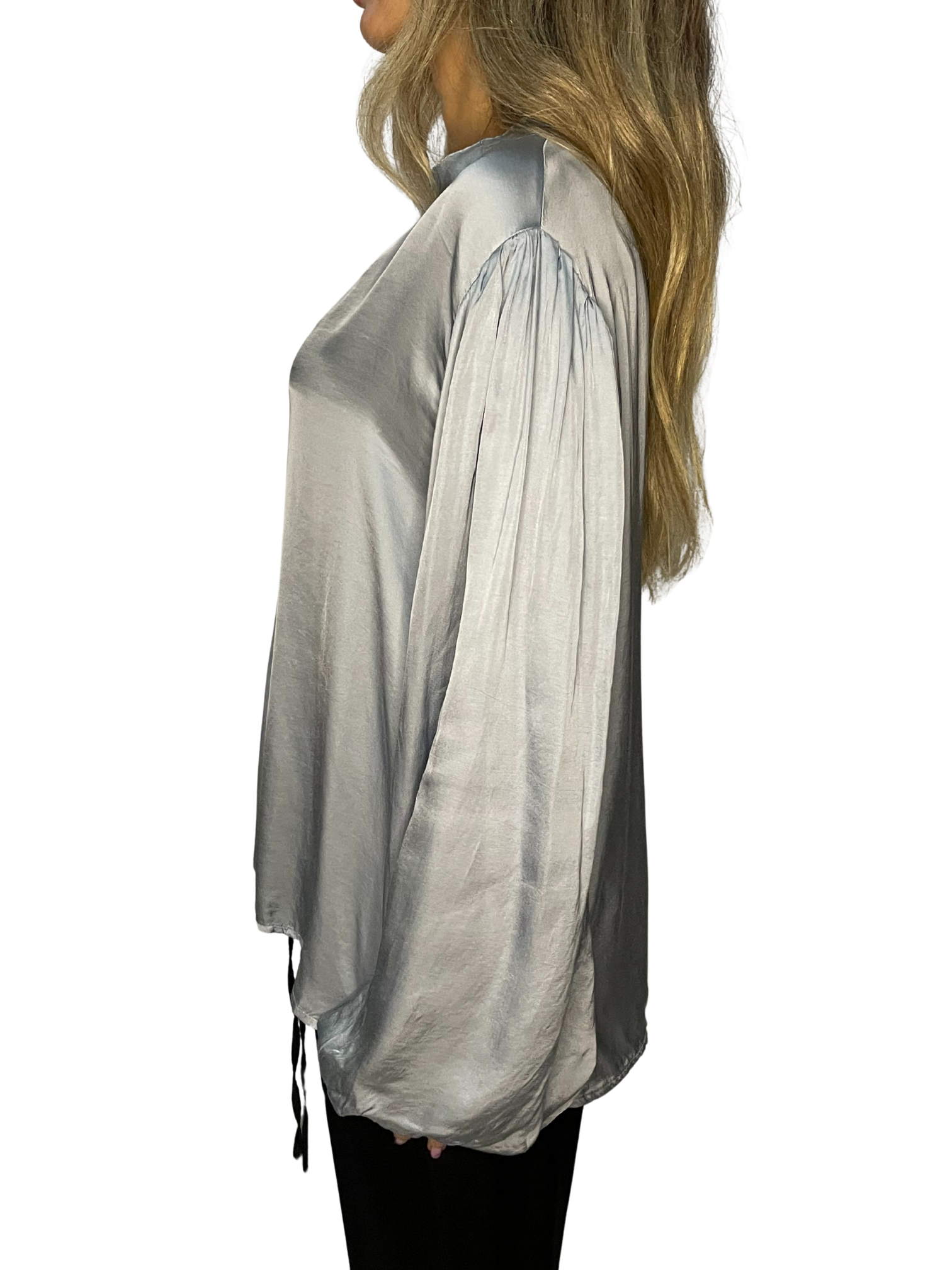 Camicia fluida in raso con collo a fascetta e maniche ampie