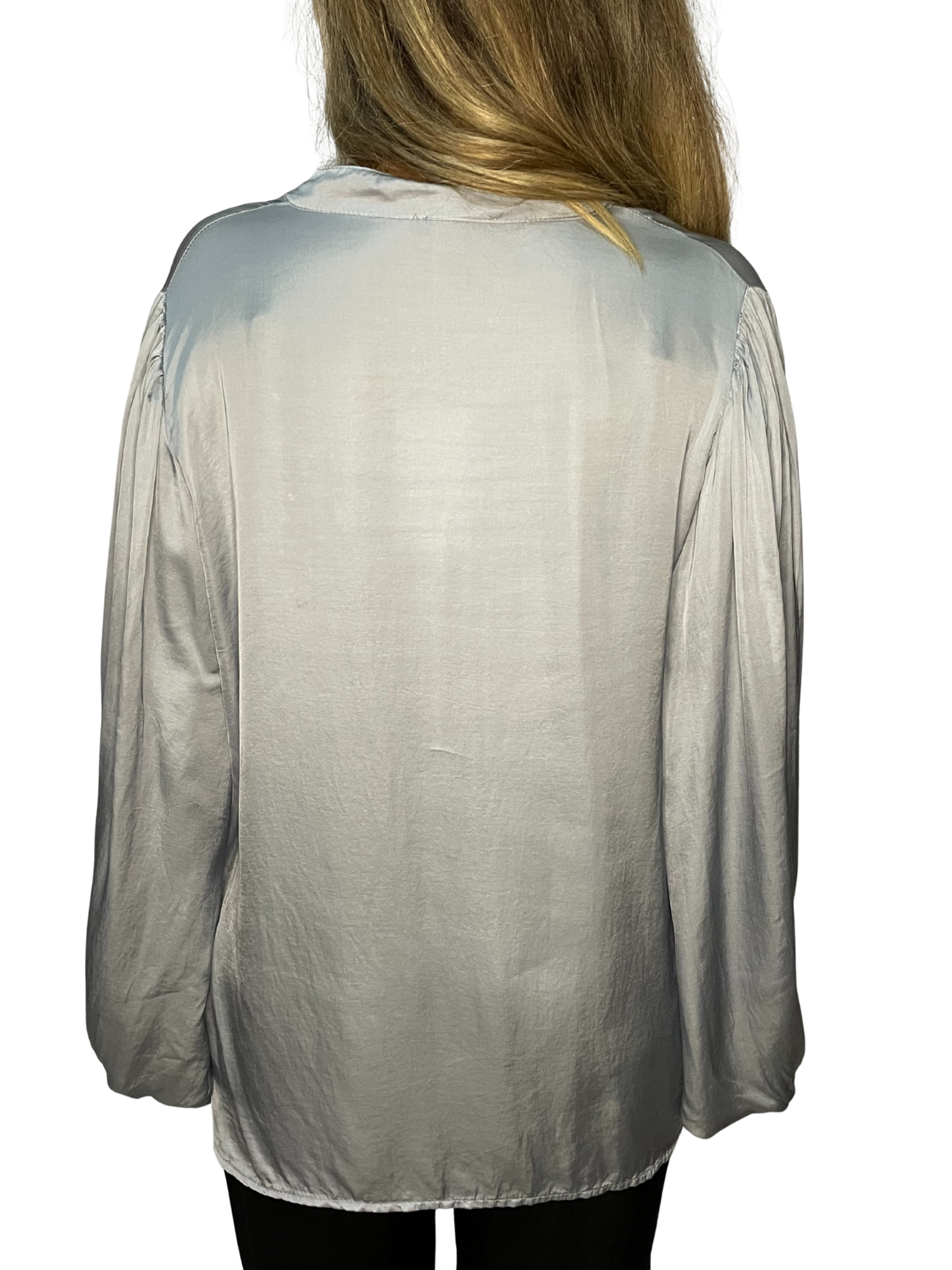 Camicia fluida in raso con collo a fascetta e maniche ampie