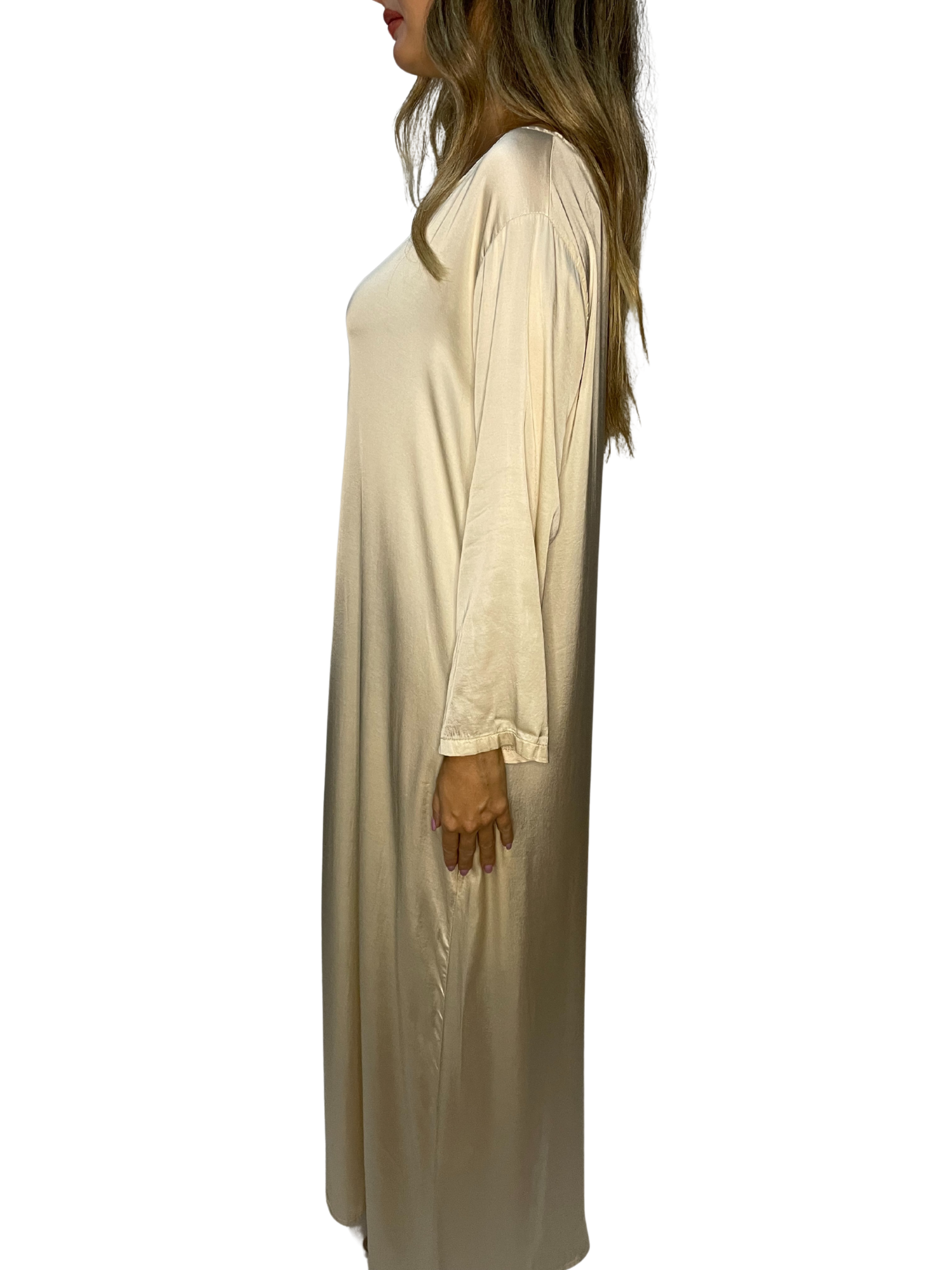 Abito lungo fluido in satin con manica 3/4