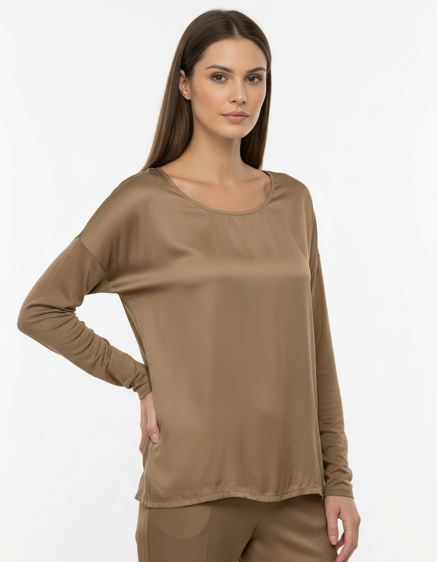 Maglia fluida effetto satin con scollo ampio