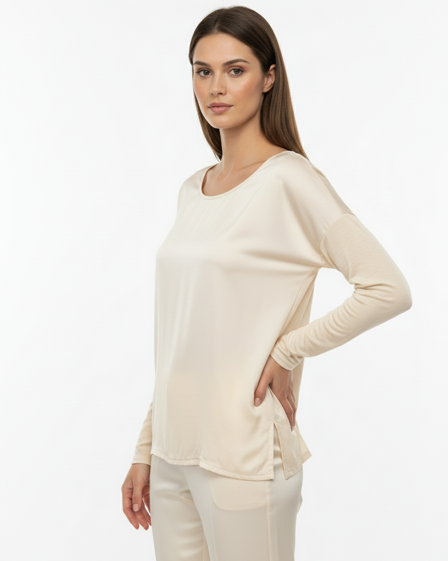 Maglia fluida effetto satin con scollo ampio
