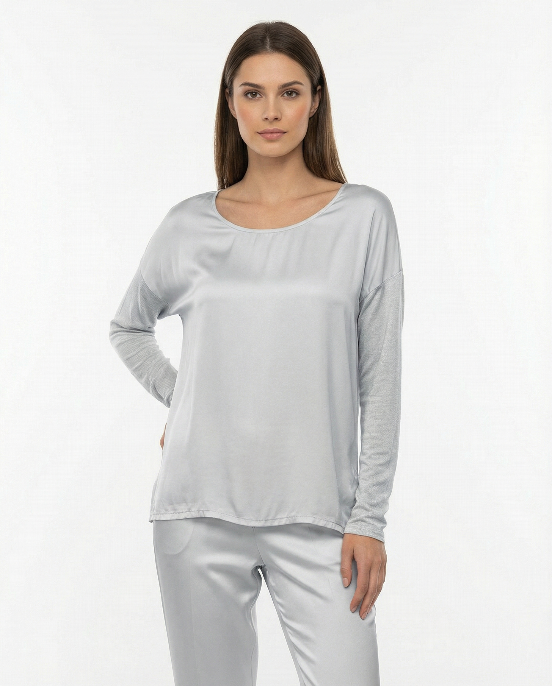 Maglia fluida effetto satin con scollo ampio