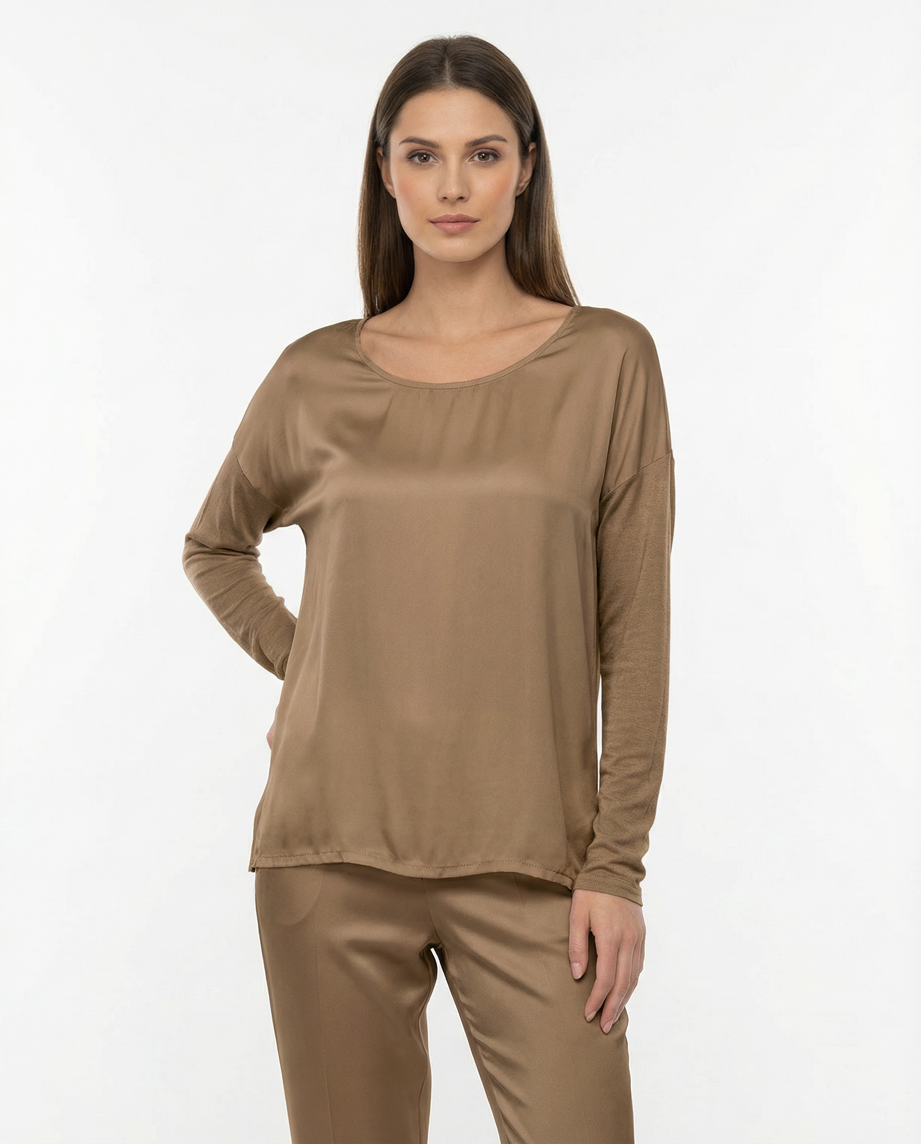 Maglia fluida effetto satin con scollo ampio