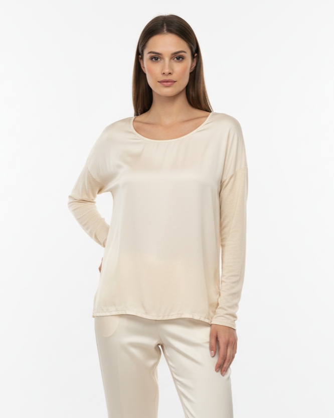 Maglia fluida effetto satin con scollo ampio