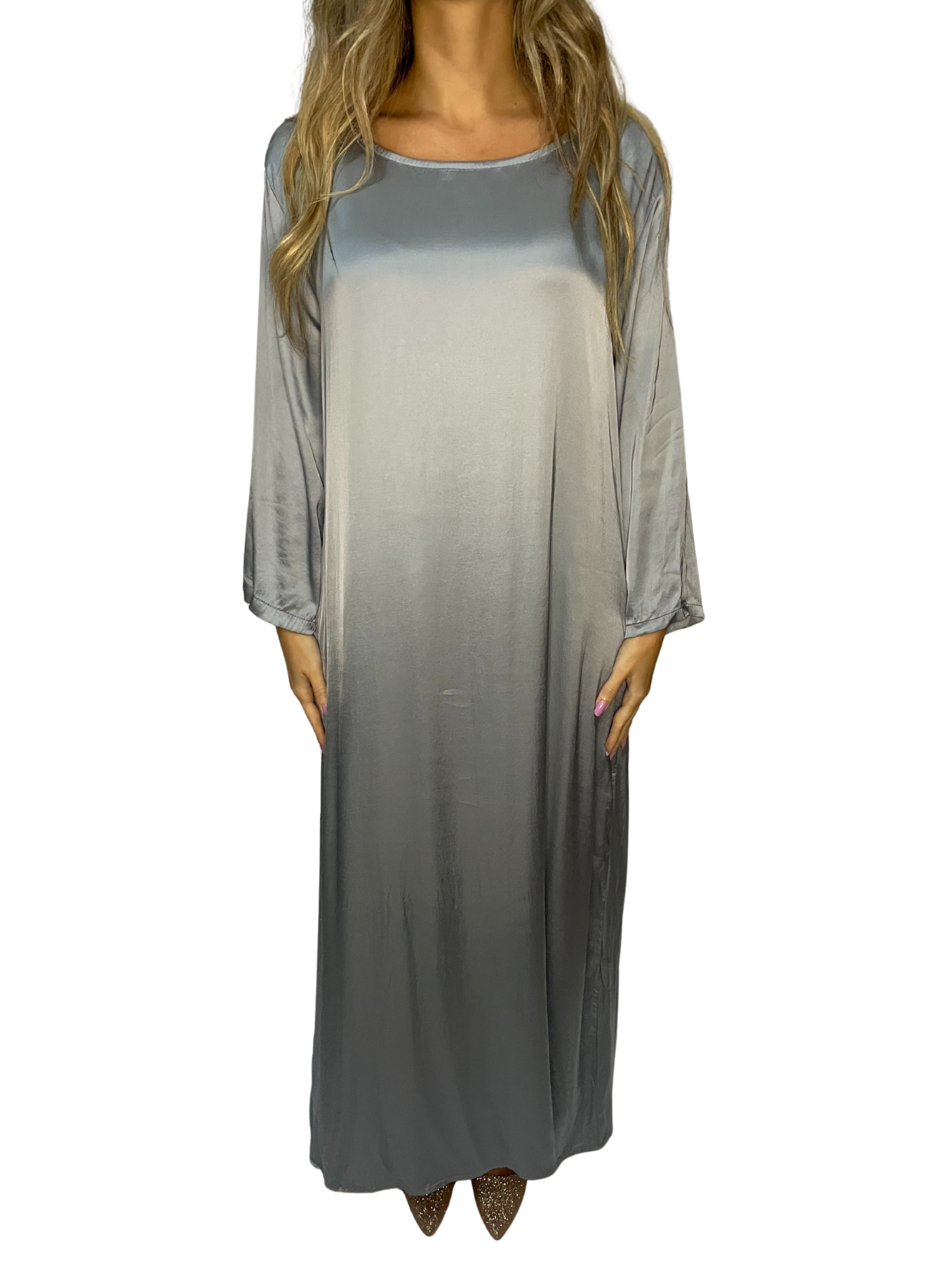 Abito lungo fluido in satin con manica 3/4