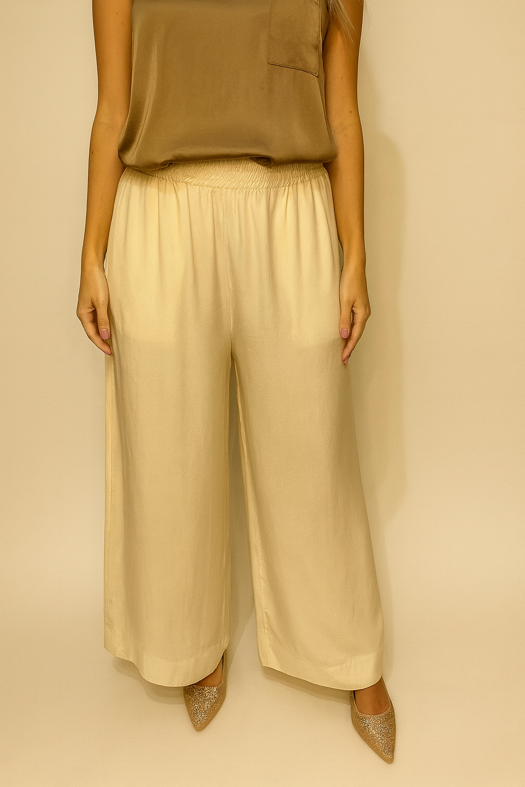 Pantalone ampio in tessuto fluido con vita elasticata