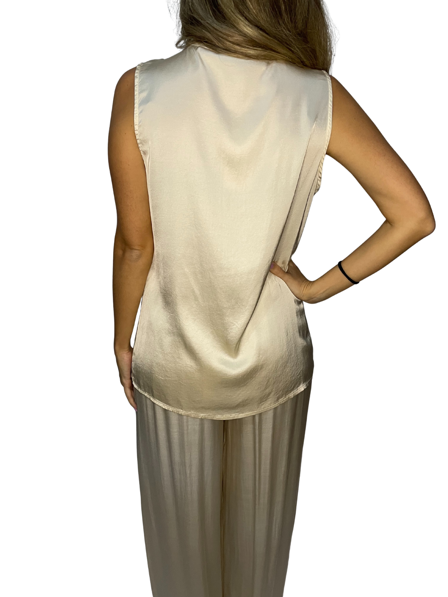 Top smanicato satin con scollo a V doppiato