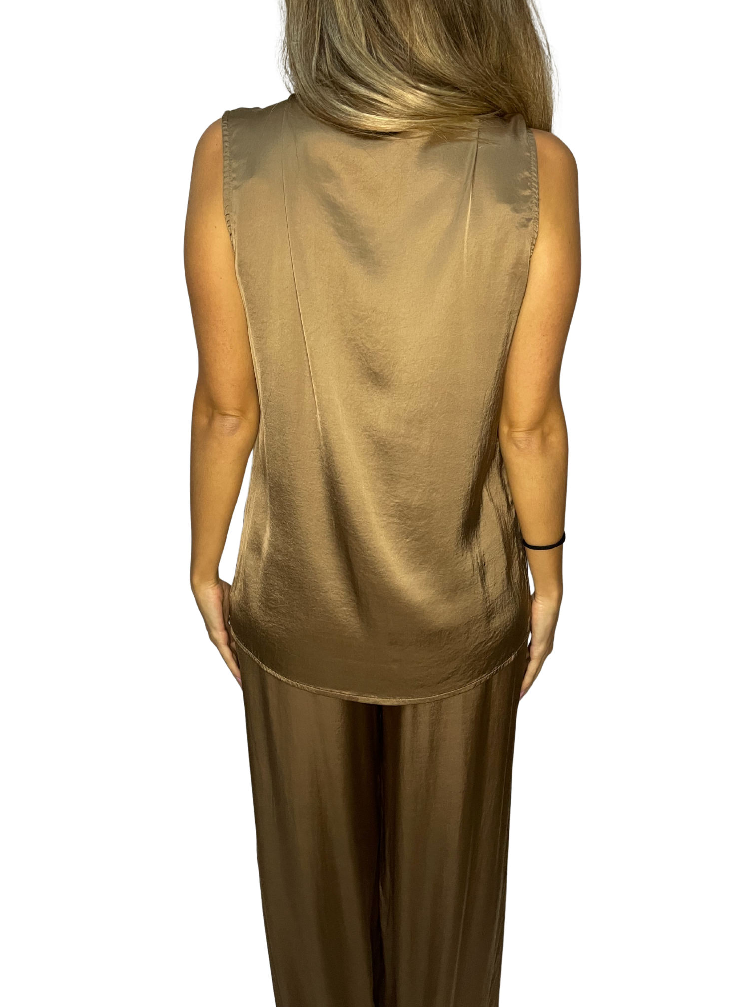 Top smanicato satin con scollo a V doppiato