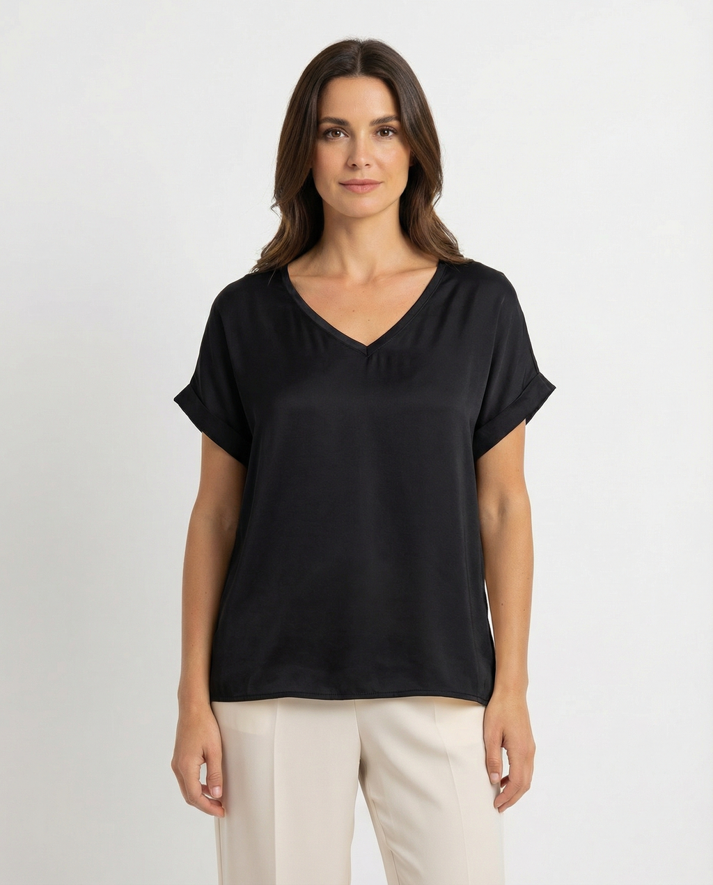 飘逸的缎面针织混纺毛衣，V 领设计，不对称下摆。