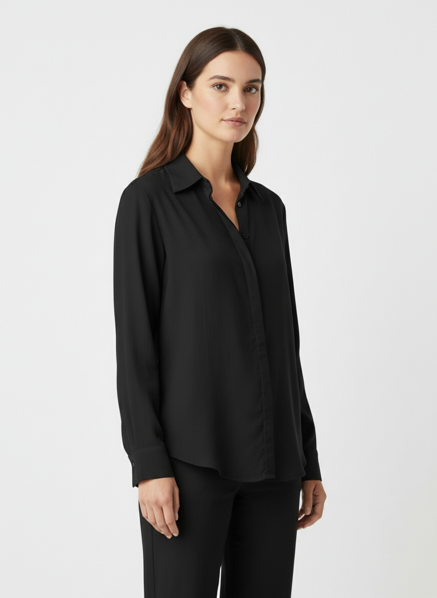 Camicia in satin fluido con colletto classico