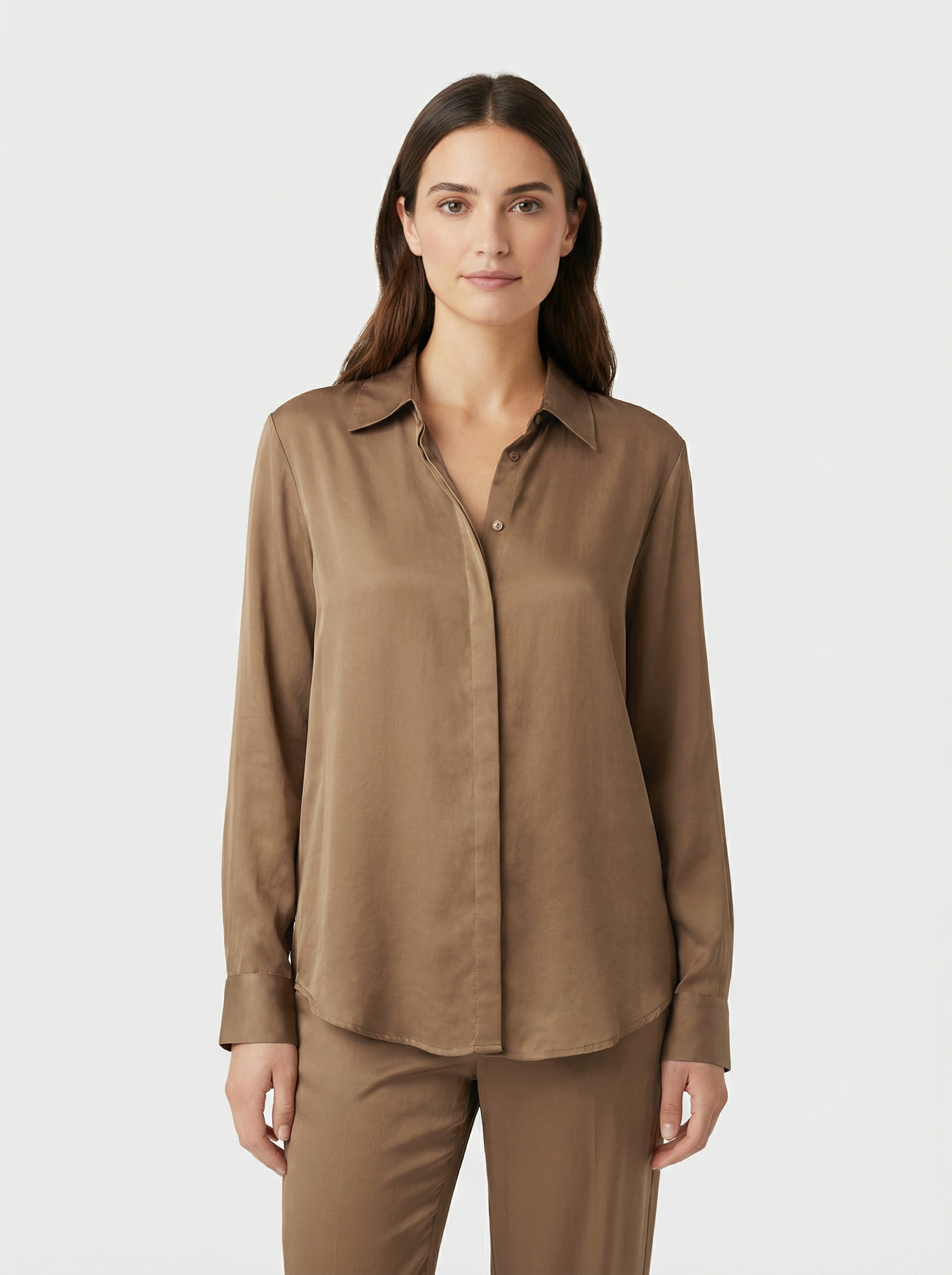 Camicia in satin fluido con colletto classico