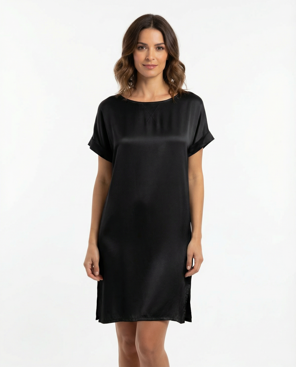 长款缎面束腰外衣，宽领口，袖口带翻边