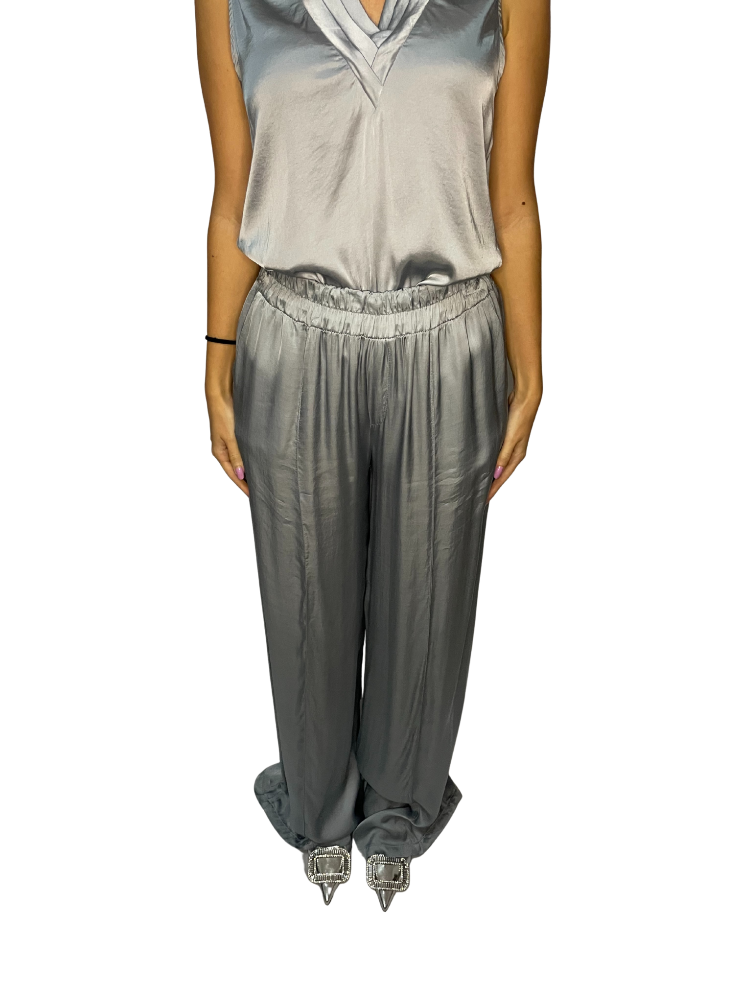 Pantalone ampio in satin fluido con vita elasticata