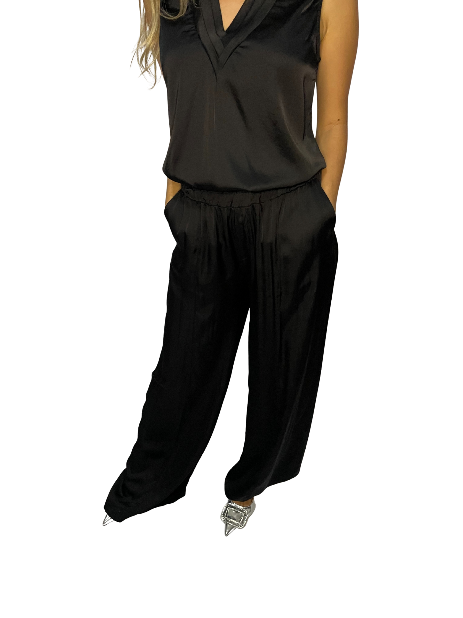 Pantalone ampio in satin fluido con vita elasticata