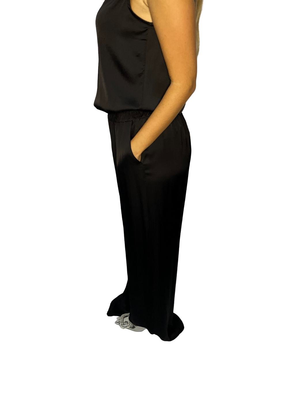 Pantalone ampio in satin fluido con vita elasticata