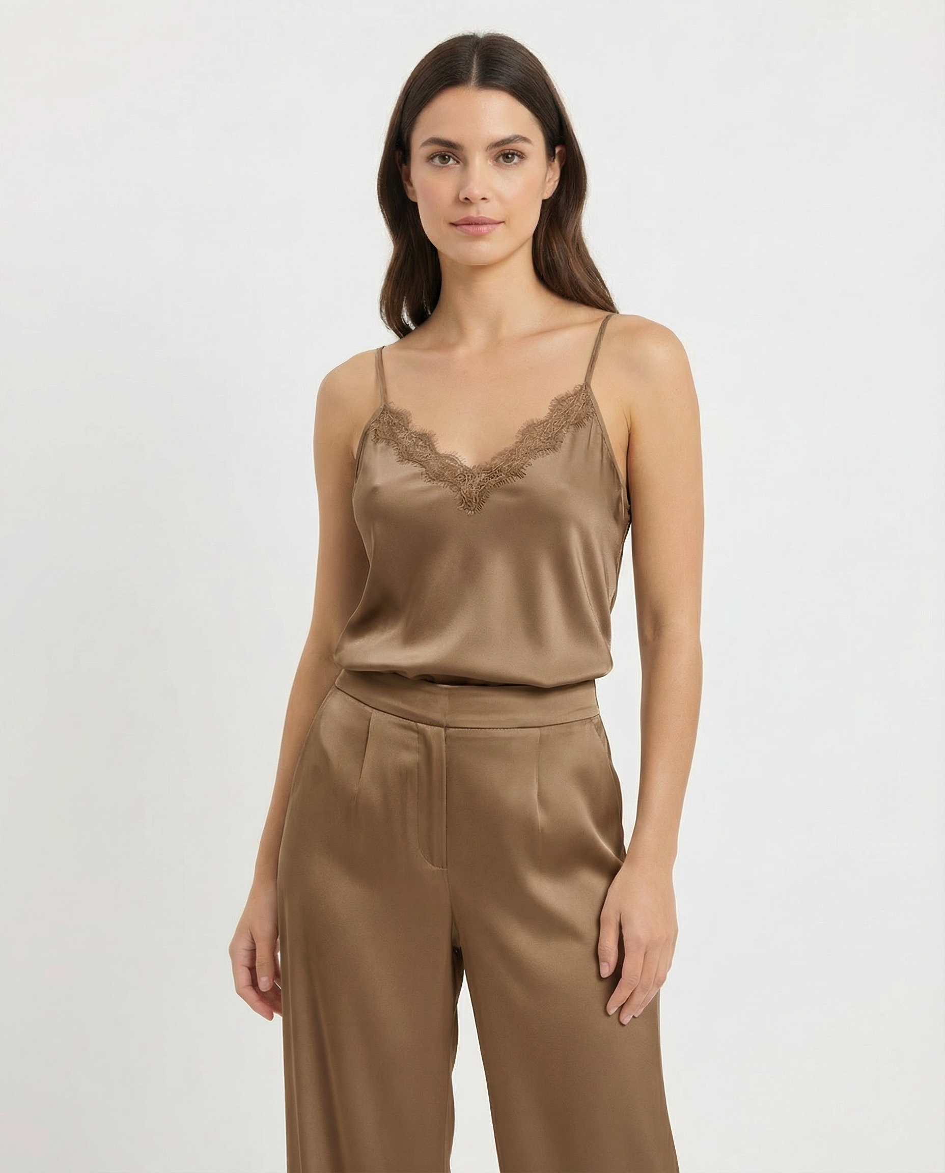 Canotta satin con pizzo e spalline regolabili